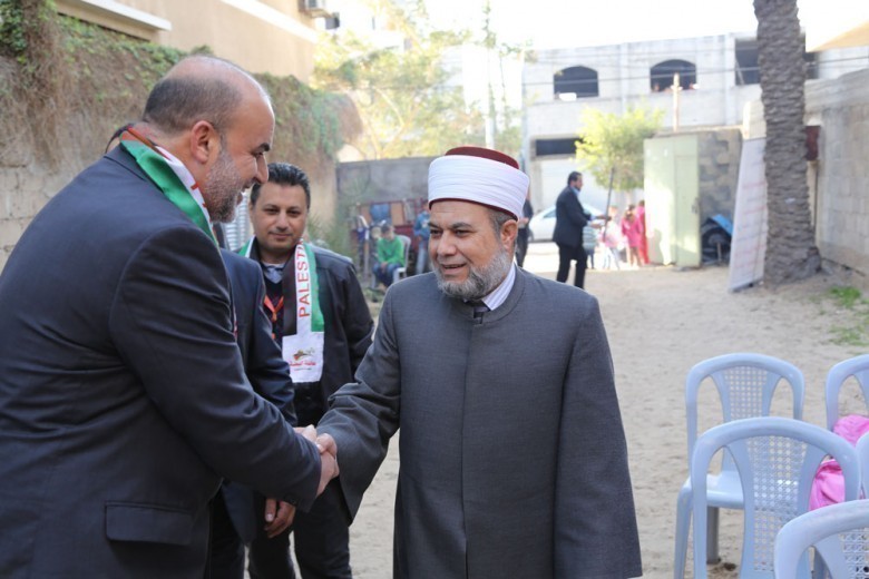 [[[356,134,92,123,755,503],"الشيخ/ احسان عاشور \"مفتي محافظة خانيونس\""],[[220,152,41,77,755,503],"2,بسام عصام شاهين مصطفى ,http://www.albatta.net/profile/132"],[[151,67,80,118,755,503],"119,ناجي محمد سعيد,http://www.albatta.net/profile/177"]]