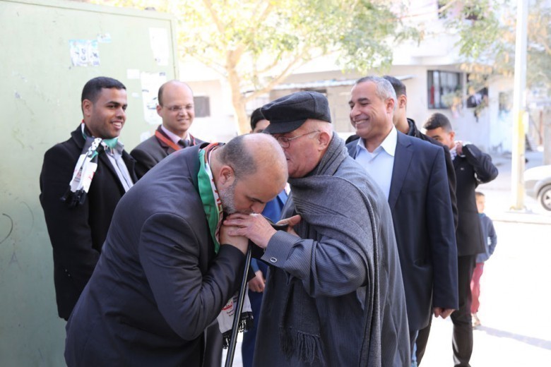 [[[475,114,59,84,755,503],"227,عبدالحكيم زكريا احمد شاهين,http://www.albatta.net/profile/262"],[[374,135,73,109,755,503],"محمد تميم أحمد"],[[306,193,70,122,755,503],"119,ناجي محمد سعيد شاهين,http://www.albatta.net/profile/177"],[[213,118,57,74,755,503],"شادي ناهض زياد محمد مصطفى"],[[106,111,63,83,755,503],"151,محمد تميم سليم,http://www.albatta.net/profile/238"]]