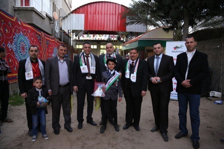 [[[627,124,32,48,755,503],"محمد كمال البطه"],[[513,142,39,45,755,503],"148,عماد احمد سعيد احمد,http://www.albatta.net/profile/213"],[[435,166,25,33,755,503],"128,د. فوزي محمد خليل محمد,http://www.albatta.net/profile/186"],[[355,149,23,33,755,503],"119,د. ناجي محمد سعيد شاهين,http://www.albatta.net/profile/177"],[[277,142,26,42,755,503],"171,محمد احمد سعيد احمد,http://www.albatta.net/profile/212"],[[187,139,33,61,755,503],"أحمد فضل البطه"],[[92,153,37,53,755,503],"154,محمد نبيل حسن سليم البطه,http://www.albatta.net/profile/228"]]