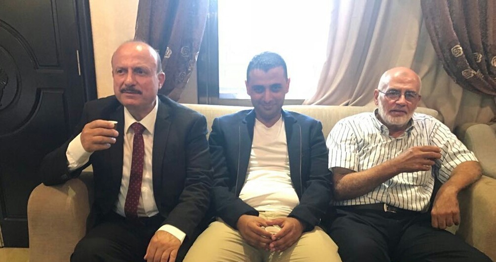 [[[574,101,59,104,755,399],"د. مرفق الفرا"],[[369,79,70,105,755,399],"م. أيمن مرفق الفرا"]]