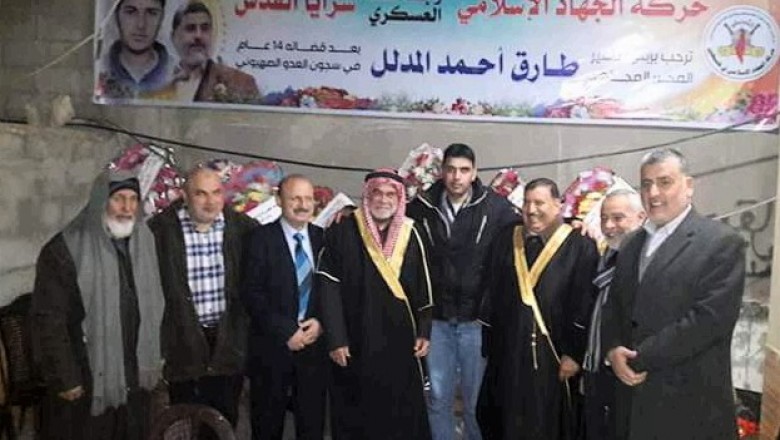 المختار د.م فوزي البطه و مجلس العائلة في زيارة تهنئة للأسير المحرر طارق المدلل