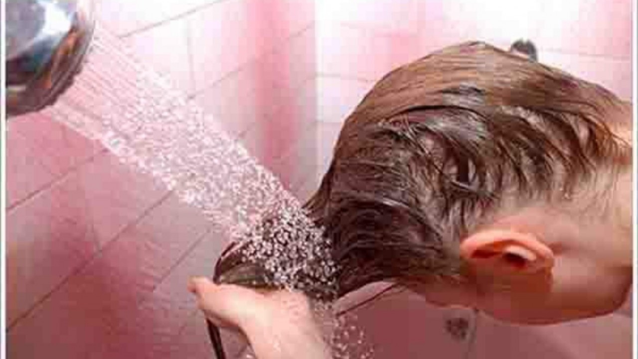 هل غسل الشعر بشكل يومي مفيد أم ضار؟